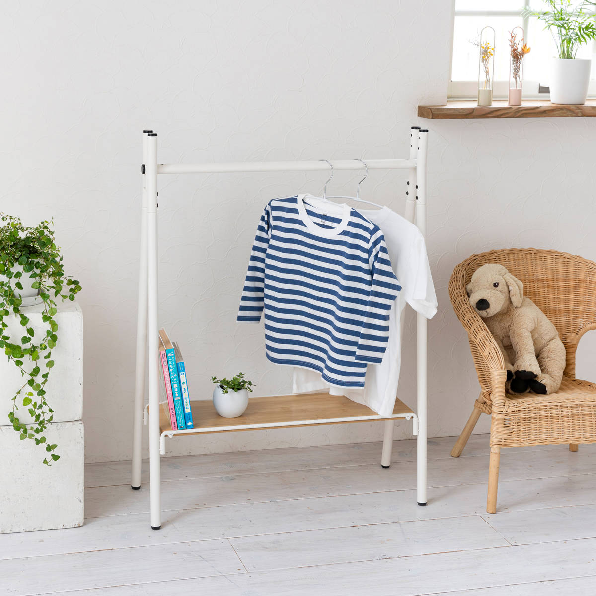 ハンガーラック 燕三条製 RACK A シェルフボード ミニ 棚付 幅65cm ( アジャスター付き ポールハンガー コートハンガー 省スペース 子供 収納 ハンガーポール コート掛け 玄関収納 ハンガー 国産 頑丈 シンプル プランターラック ) 【ホワイト】 ホワイト