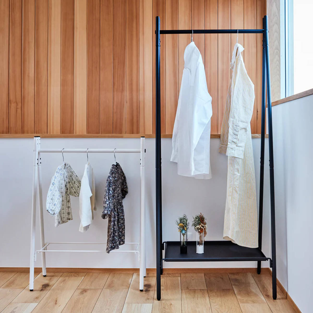 ハンガーラック 燕三条製 RACK A シェルフボード ミニ 棚付 幅65cm ( アジャスター付き ポールハンガー コートハンガー 省スペース 子供 収納 ハンガーポール コート掛け 玄関収納 ハンガー 国産 頑丈 シンプル プランターラック ) 【ホワイト】 ホワイト