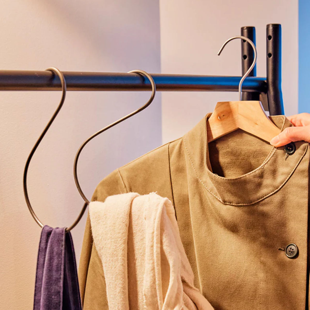 ハンガーラック 燕三条製 RACK A シェルフボード ミニ 棚付 幅65cm ( アジャスター付き ポールハンガー コートハンガー 省スペース 子供 収納 ハンガーポール コート掛け 玄関収納 ハンガー 国産 頑丈 シンプル プランターラック ) 【ホワイト】 ホワイト