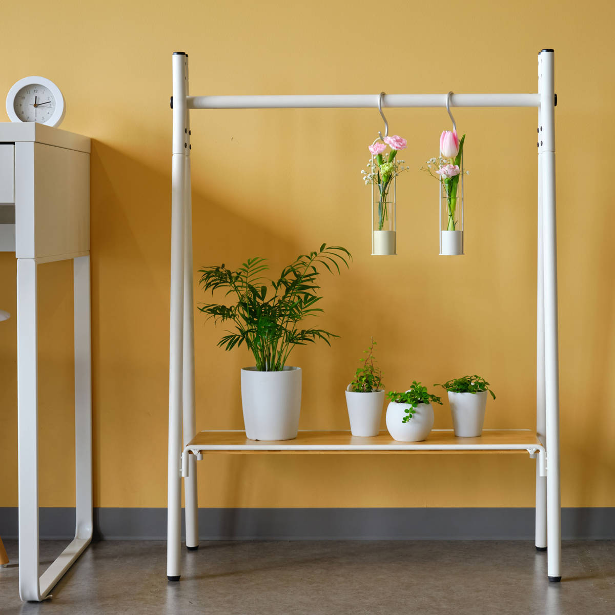 ハンガーラック 燕三条製 RACK A シェルフボード ミニ 棚付 幅65cm ( アジャスター付き ポールハンガー コートハンガー 省スペース 子供 収納 ハンガーポール コート掛け 玄関収納 ハンガー 国産 頑丈 シンプル プランターラック ) 【ホワイト】 ホワイト