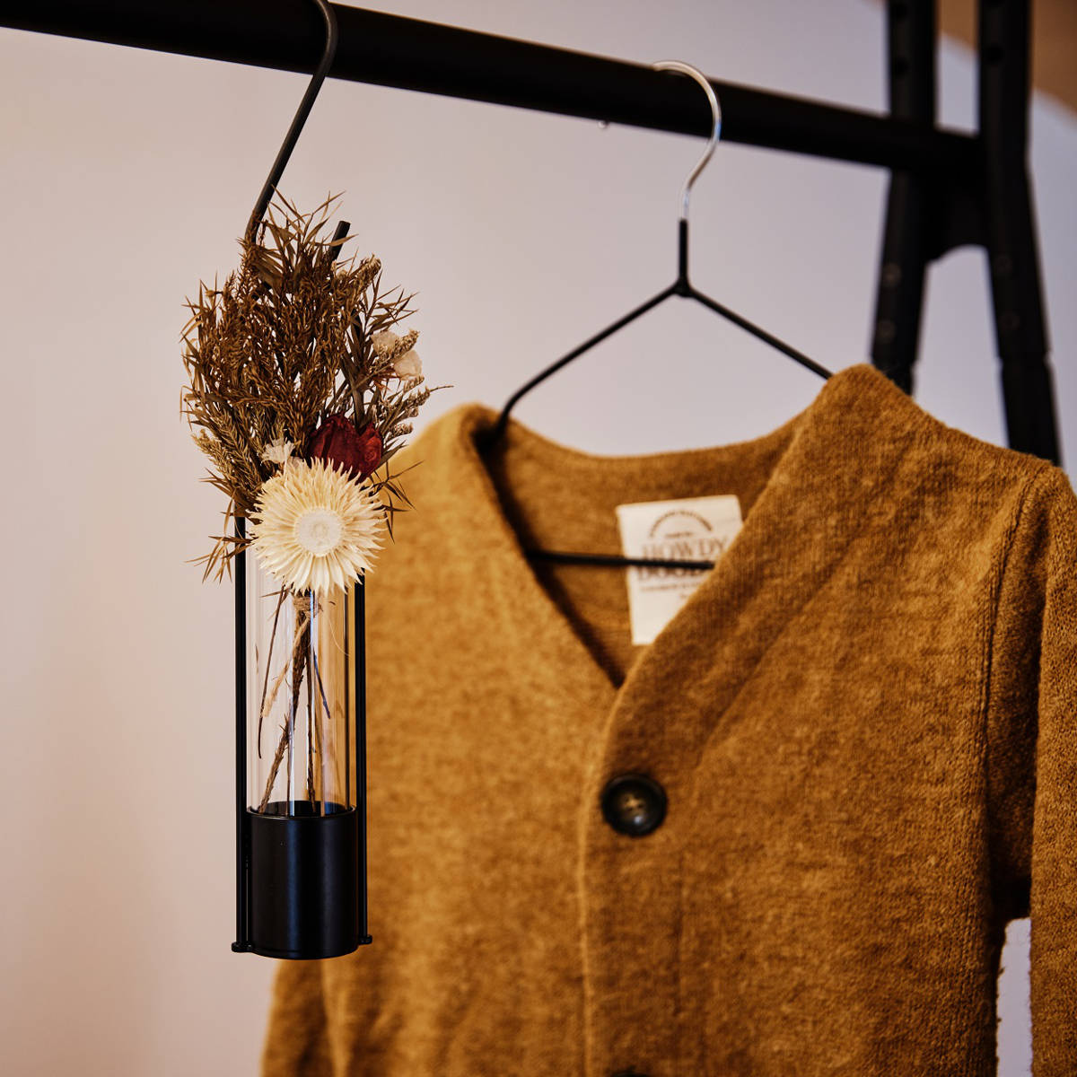 ハンガーラック 燕三条製 RACK A シェルフボード ミニ 棚付 幅65cm ( アジャスター付き ポールハンガー コートハンガー 省スペース 子供 収納 ハンガーポール コート掛け 玄関収納 ハンガー 国産 頑丈 シンプル プランターラック ) 【ホワイト】 ホワイト