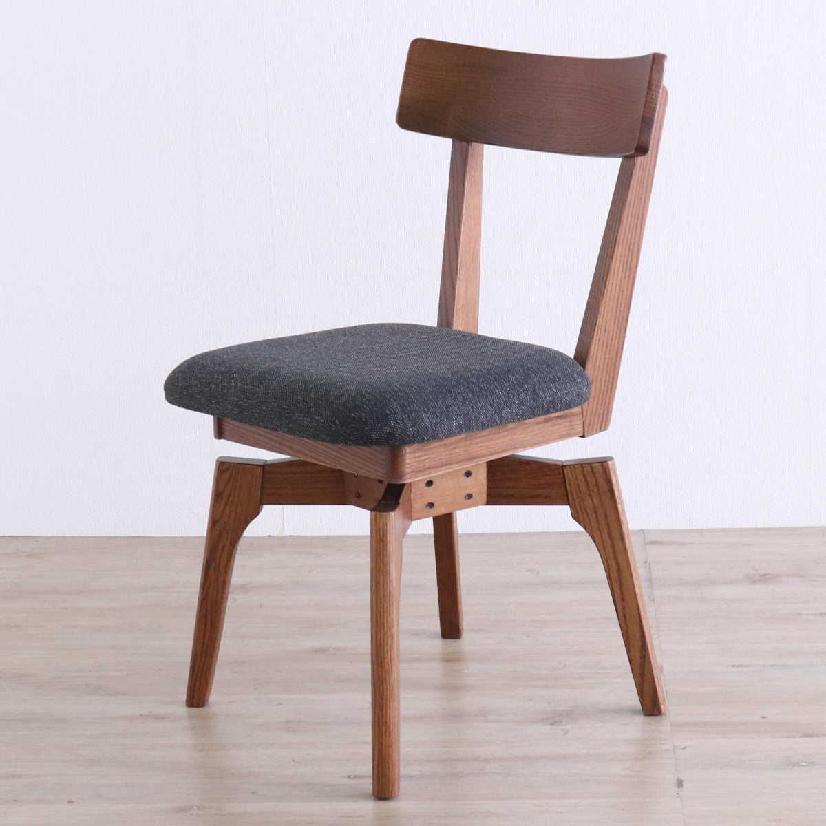 ダイニングチェア 座面高44cm 回転 ウーノ レッドオーク無垢材 ( チェア ダイニング イス 椅子 木製 天然木 食卓椅子 回転椅子 木製チェア 立ち座り 楽 360度回転 ウレタン 疲れにくい 食卓 リビング リビングチェア ファブリック )