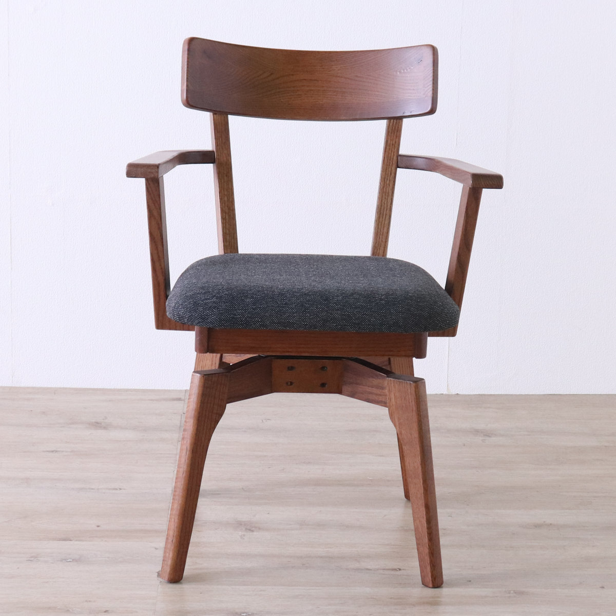 ダイニングチェア 座面高44cm 回転 肘掛け付き ウーノ レッドオーク無垢材 ( チェア ダイニング イス 椅子 木製 天然木 食卓椅子 回転椅子 立ち座り 楽 木製チェア 360度回転 ウレタン 疲れにくい リビングチェア ファブリック )