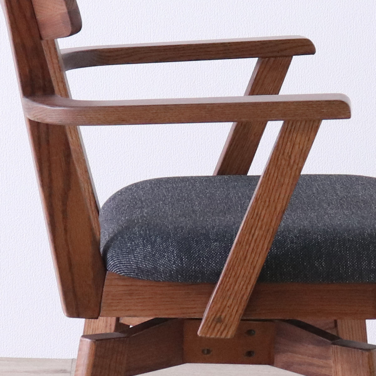 ダイニングチェア 座面高44cm 回転 肘掛け付き ウーノ レッドオーク無垢材 ( チェア ダイニング イス 椅子 木製 天然木 食卓椅子 回転椅子 立ち座り 楽 木製チェア 360度回転 ウレタン 疲れにくい リビングチェア ファブリック )