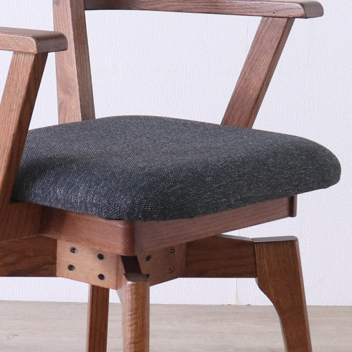 ダイニングチェア 座面高44cm 回転 肘掛け付き ウーノ レッドオーク無垢材 ( チェア ダイニング イス 椅子 木製 天然木 食卓椅子 回転椅子 立ち座り 楽 木製チェア 360度回転 ウレタン 疲れにくい リビングチェア ファブリック )