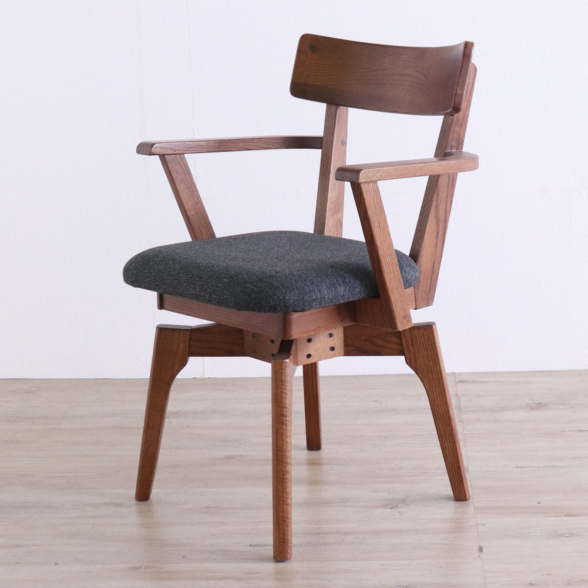 ダイニングチェア 座面高44cm 回転 肘掛け付き ウーノ レッドオーク無垢材 ( チェア ダイニング イス 椅子 木製 天然木 食卓椅子 回転椅子 立ち座り 楽 木製チェア 360度回転 ウレタン 疲れにくい リビングチェア ファブリック )