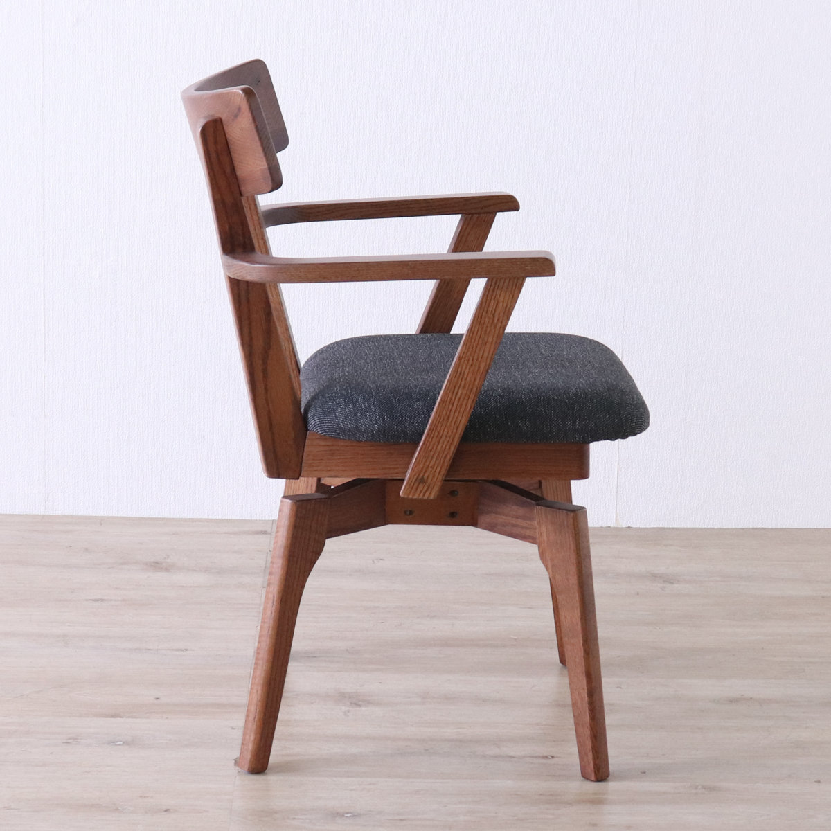 ダイニングチェア 座面高44cm 回転 肘掛け付き ウーノ レッドオーク無垢材 ( チェア ダイニング イス 椅子 木製 天然木 食卓椅子 回転椅子 立ち座り 楽 木製チェア 360度回転 ウレタン 疲れにくい リビングチェア ファブリック )