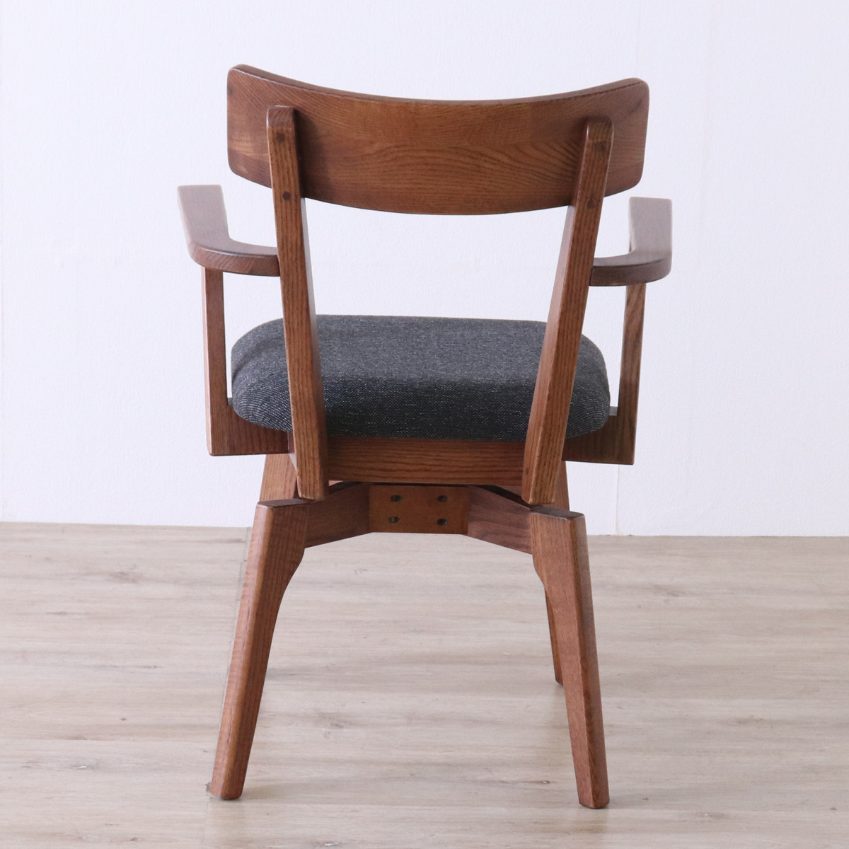 ダイニングチェア 座面高44cm 回転 肘掛け付き ウーノ レッドオーク無垢材 ( チェア ダイニング イス 椅子 木製 天然木 食卓椅子 回転椅子 立ち座り 楽 木製チェア 360度回転 ウレタン 疲れにくい リビングチェア ファブリック )