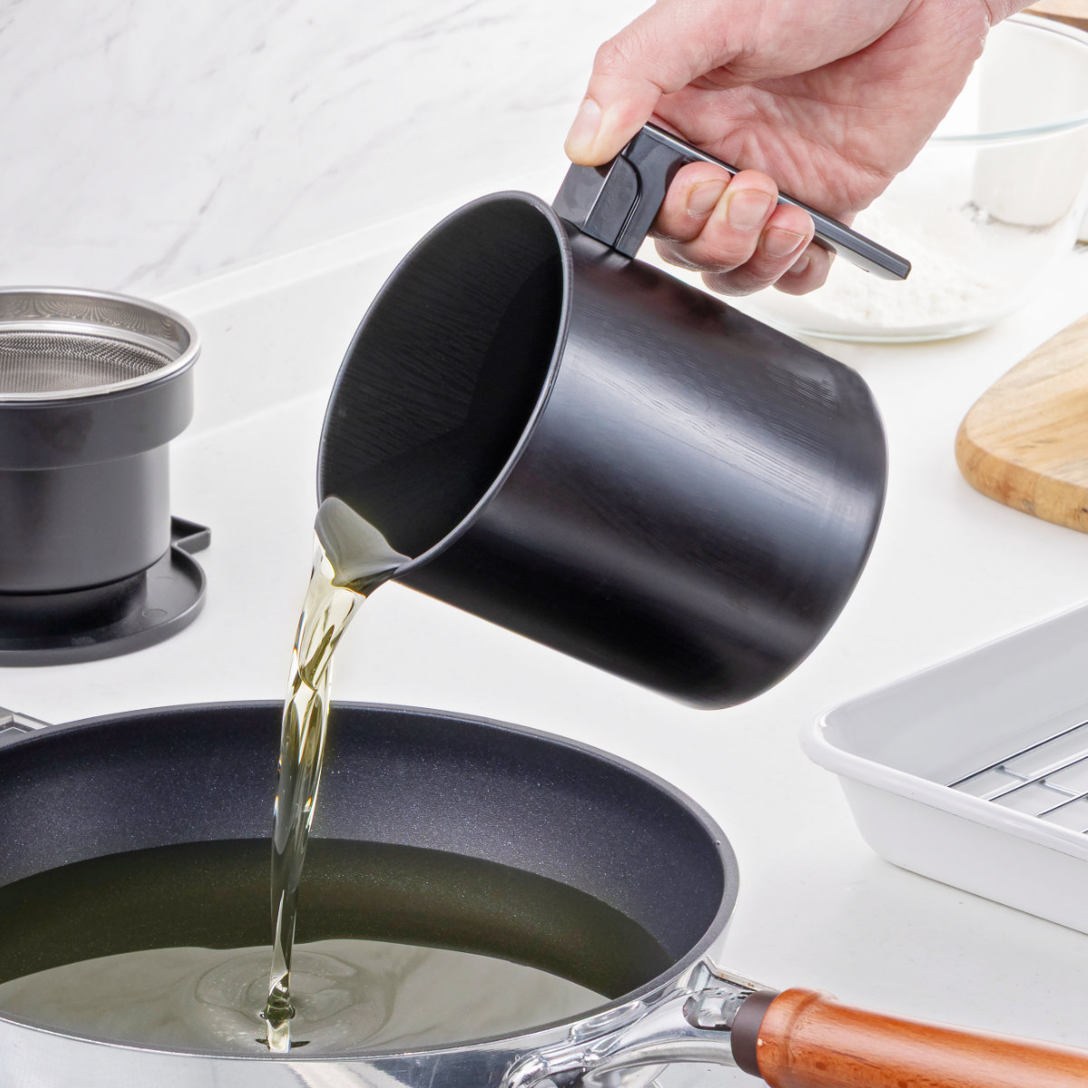 オイルポット 500ml 活性炭油ろ過ポット フッ素加工 （ 油こし器 油濾過 油ポット 活性炭フィルター こし網付き 日本製 活性炭 油濾し 濾過器 注ぎ口付き ろ過 調理器具 調理用品 油保存 ふっ素加工 キッチン用品 ）