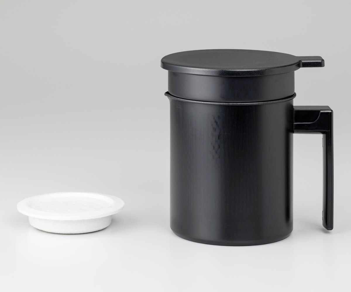 オイルポット 500ml 活性炭油ろ過ポット フッ素加工 ( 油こし器 油濾過 油ポット 活性炭フィルター こし網付き 日本製 活性炭 油濾し 濾過器 注ぎ口付き ろ過 調理器具 調理用品 油保存 ふっ素加工 キッチン用品 )