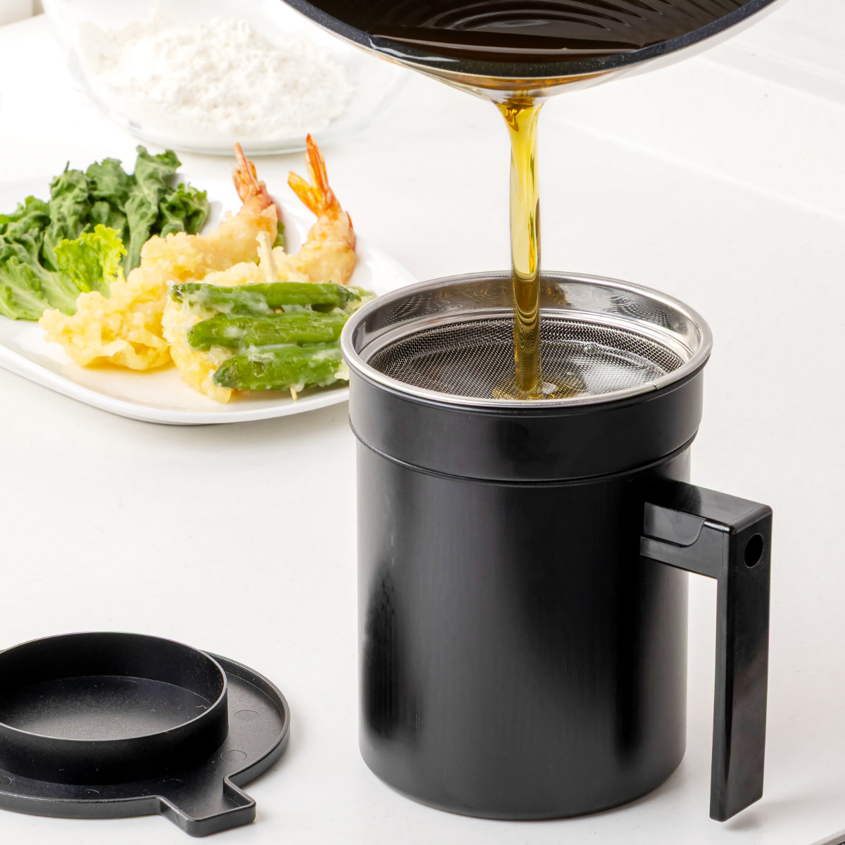 オイルポット 500ml 活性炭油ろ過ポット フッ素加工 ( 油こし器 油濾過 油ポット 活性炭フィルター こし網付き 日本製 活性炭 油濾し 濾過器 注ぎ口付き ろ過 調理器具 調理用品 油保存 ふっ素加工 キッチン用品 )