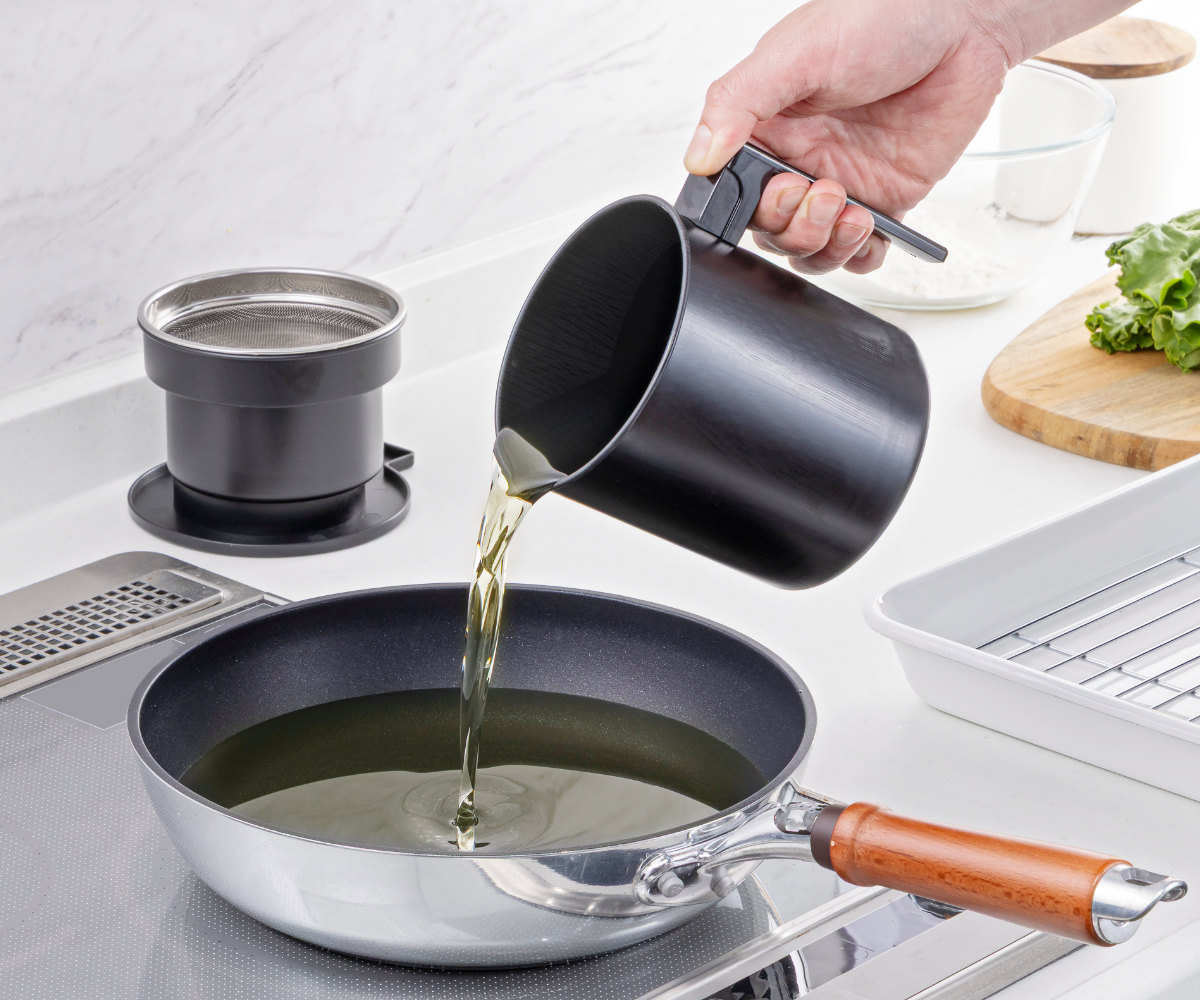 オイルポット 500ml 活性炭油ろ過ポット フッ素加工 ( 油こし器 油濾過 油ポット 活性炭フィルター こし網付き 日本製 活性炭 油濾し 濾過器 注ぎ口付き ろ過 調理器具 調理用品 油保存 ふっ素加工 キッチン用品 )