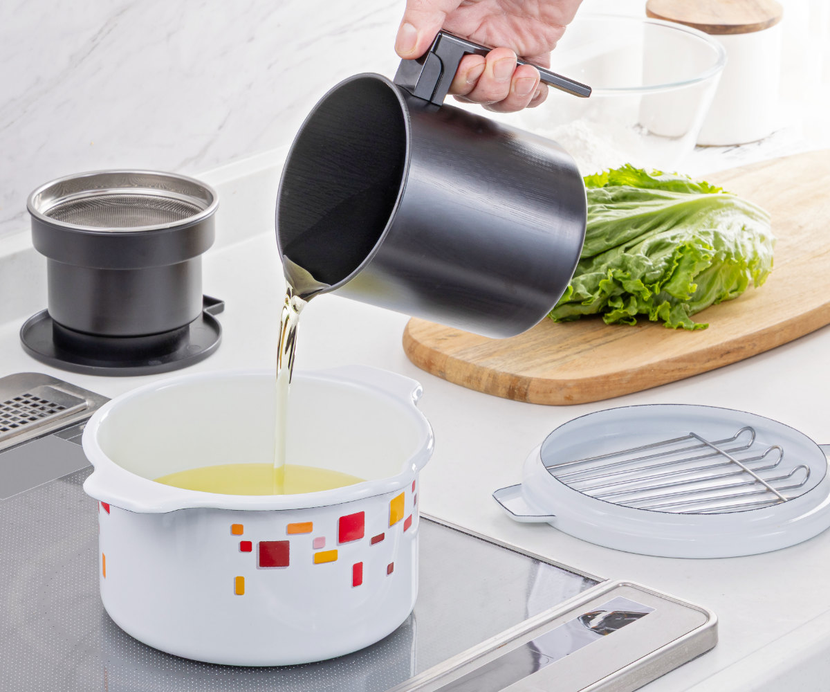 オイルポット 500ml 活性炭油ろ過ポット フッ素加工 ( 油こし器 油濾過 油ポット 活性炭フィルター こし網付き 日本製 活性炭 油濾し 濾過器 注ぎ口付き ろ過 調理器具 調理用品 油保存 ふっ素加工 キッチン用品 )