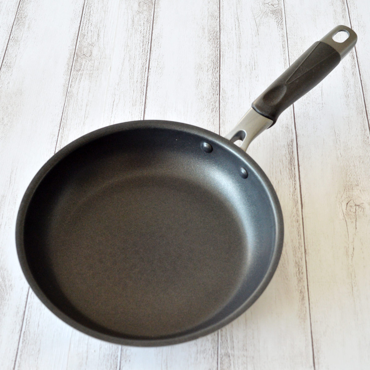 フライパン 28cm IH対応 霞 日本製 ( ガス火対応 オール熱源対応 金属ヘラOK ふっ素加工 軽い 国産 28センチ フッ素加工 フッ素コーティング アルミ製 軽量 シリコンハンドル )