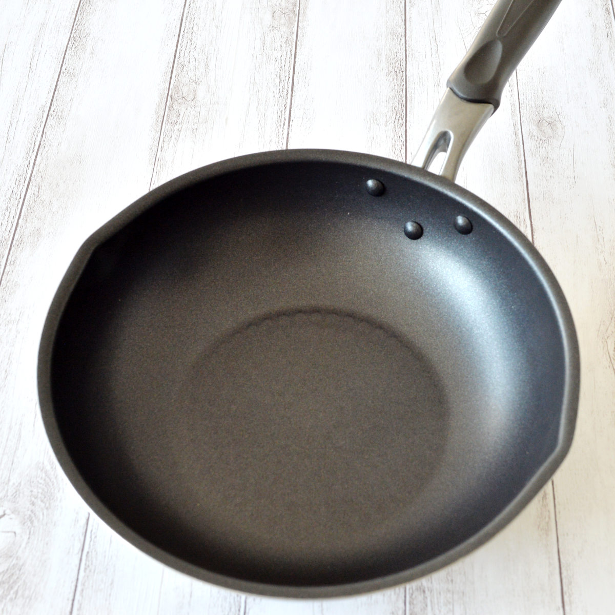 いため鍋 28cm IH対応 霞 日本製 ( ガス火対応 オール熱源対応 金属ヘラOK ふっ素加工 軽い 国産 炒め鍋 28センチ フッ素加工 フッ素コーティング アルミ製 軽量 シリコンハンドル )