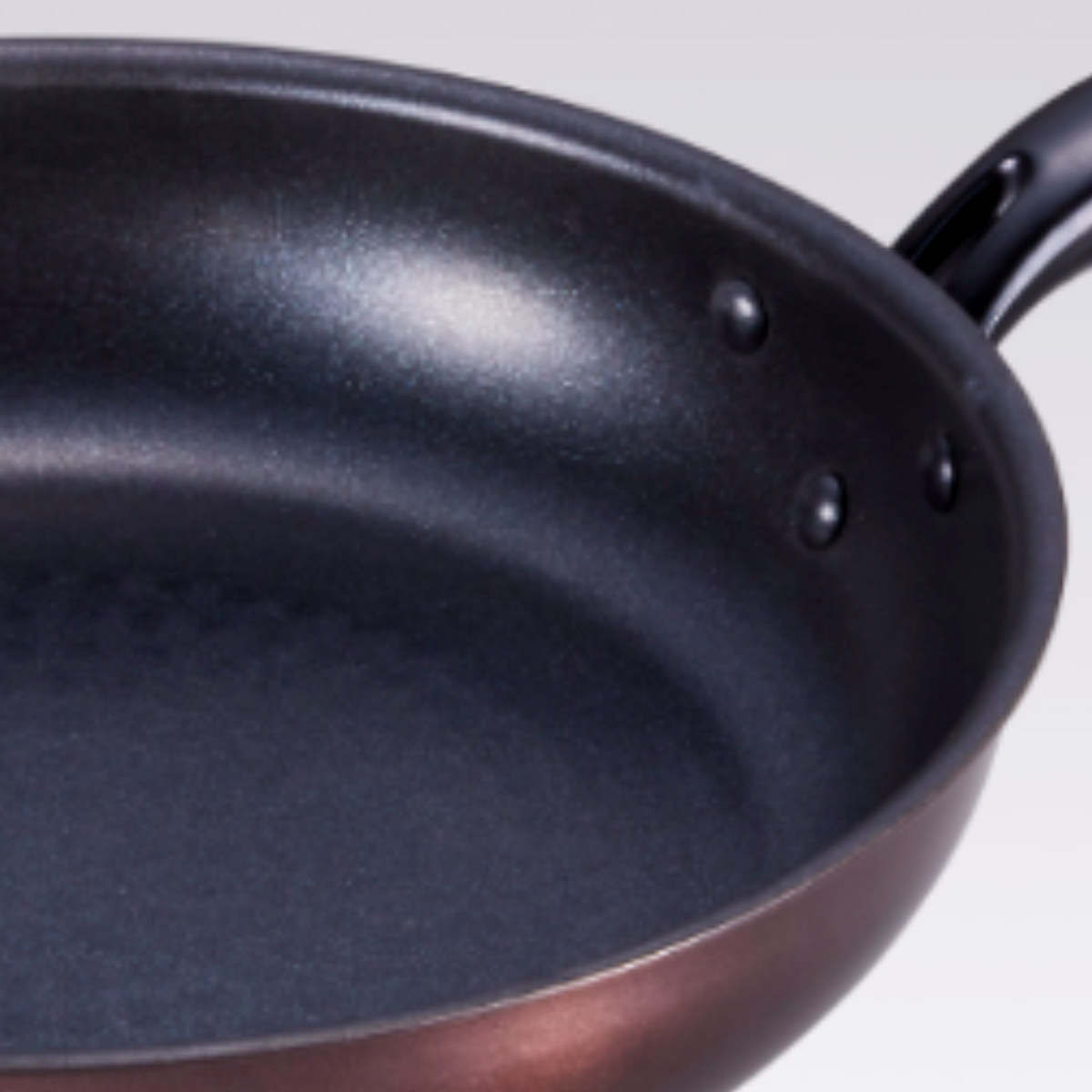 フライパン 26cm IH対応 和楽亭 絢 日本製 ( ガス火対応 オール熱源対応 ふっ素加工 フッ素加工 軽い 26センチ 国産 フッ素コーティング アルミ製 軽量 熱伝導 木目調ハンドル )