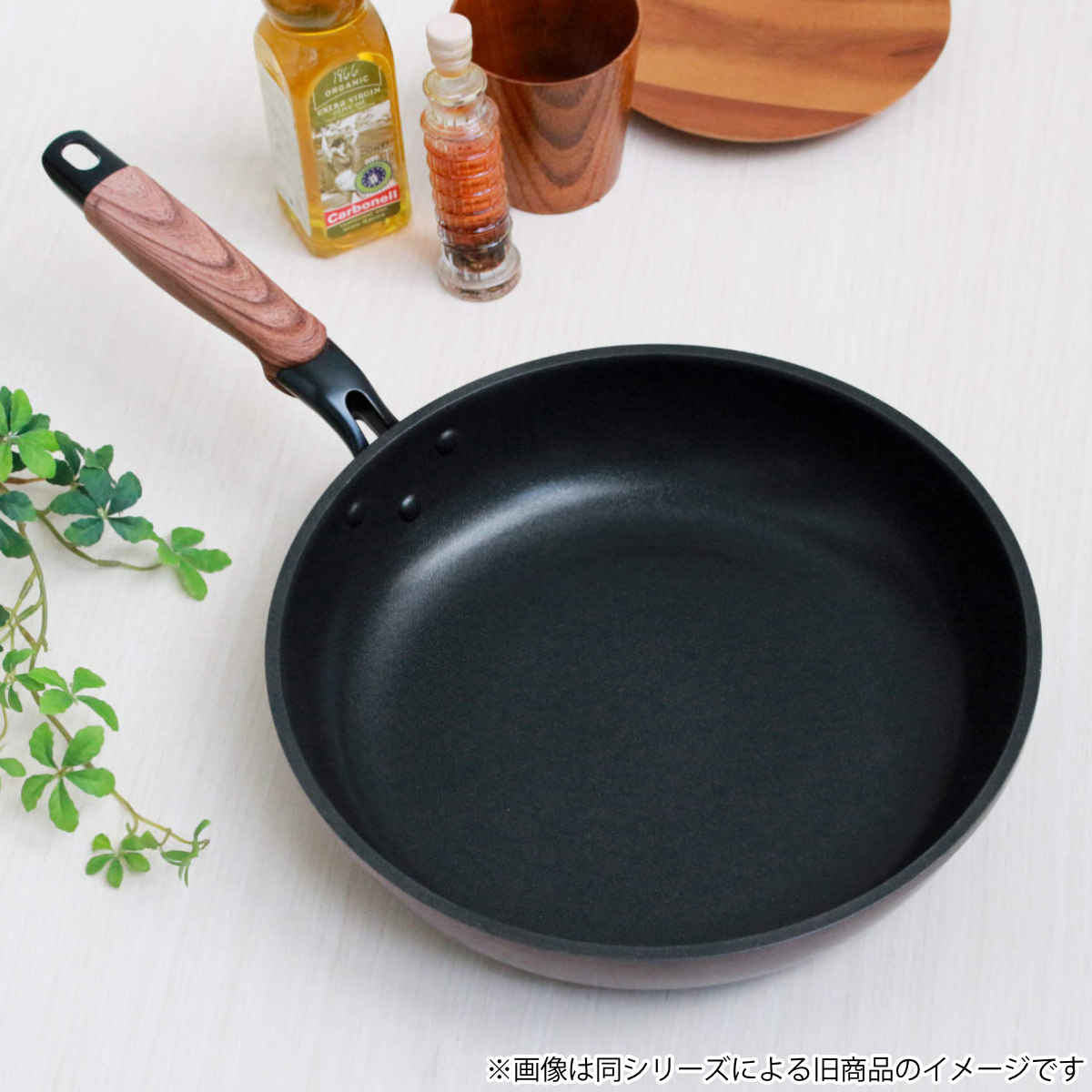 フライパン 28cm IH対応 和楽亭 絢 日本製 ( ガス火対応 オール熱源対応 ふっ素加工 フッ素加工 軽い 28センチ 国産 フッ素コーティング アルミ製 軽量 熱伝導 木目調ハンドル )