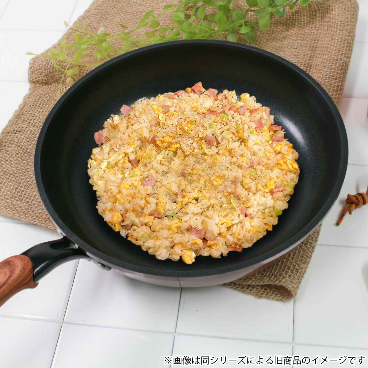 フライパン 28cm IH対応 和楽亭 絢 日本製 ( ガス火対応 オール熱源対応 ふっ素加工 フッ素加工 軽い 28センチ 国産 フッ素コーティング アルミ製 軽量 熱伝導 木目調ハンドル )