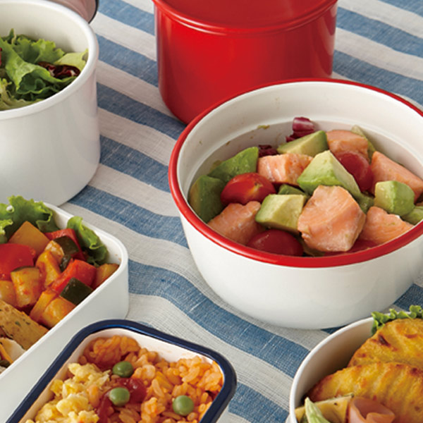 Dショッピング お弁当箱 ランチボウル 2段 丸型 レトロモーダ 580ml 弁当箱 ランチボックス 食洗機対応 パッキン付き 日本製 ホーロー風 シール蓋付き 二段 ランチボール レンジ対応 レッド カテゴリ 弁当箱の販売できる商品 リビングート