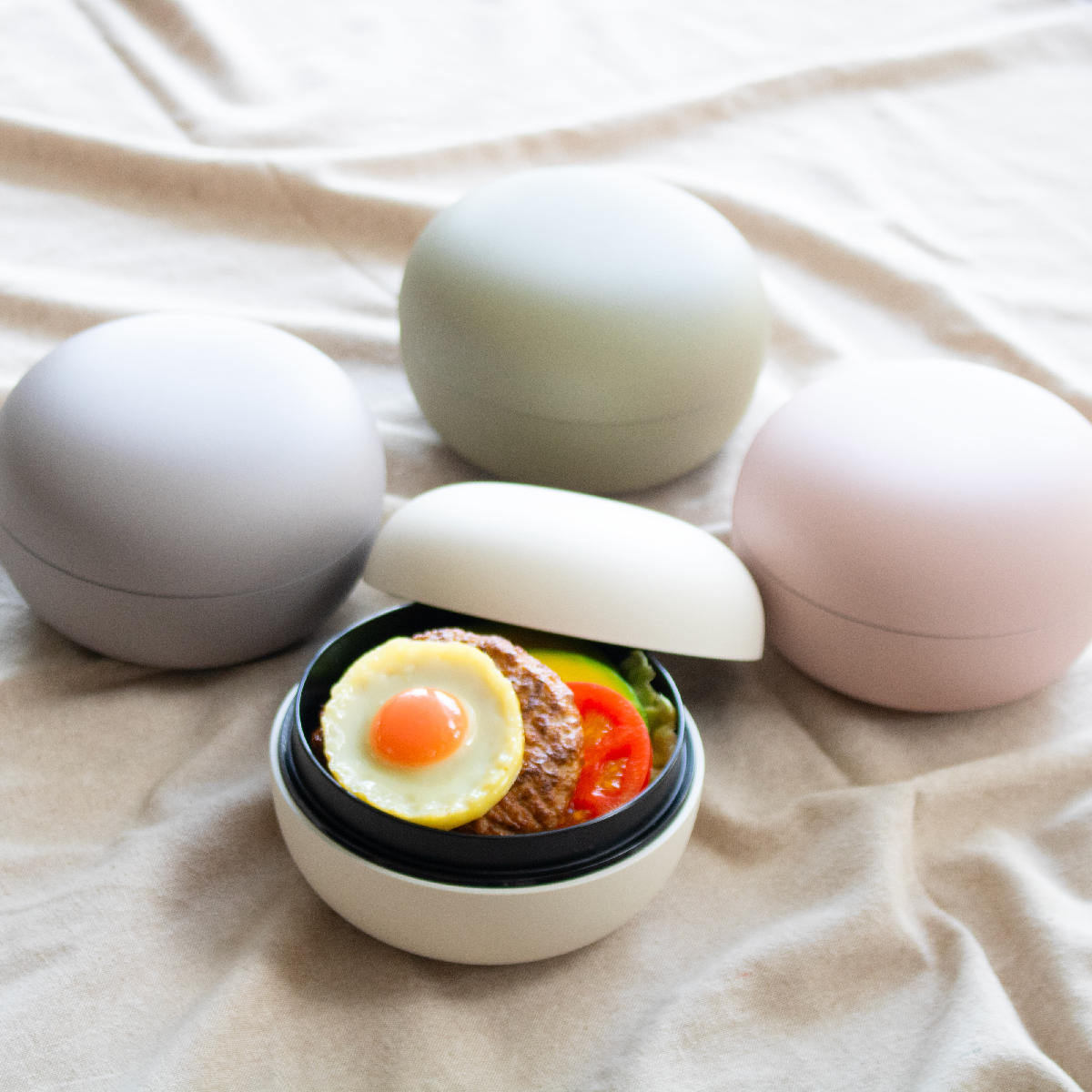 弁当箱 830ml mayu 丼ランチボックス TAKENAKA ( お弁当箱 食洗機対応 レンジ対応 どんぶり 麺 丼 日本製 ドーム蓋 パッキンなし 食洗機OK レンジOK ランチボックス お弁当 2段 ランチバンド付き ドーム型 おしゃれ かわいい ) 【ライトカーキ】 ライトカーキ