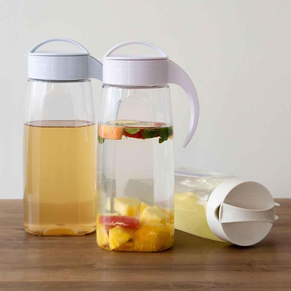 冷水筒 ピッチャー 2.2L ファインジャグ プラスチック 横置き 耐熱 ( 水差し 茶ポット 熱湯 麦茶 冷水ポット 約 2リットル 大容量 スクリュータイプ 取っ手付き 広口 ハンドル付き シンプル 日本製 ) 【ライトブルー】 ライトブルー