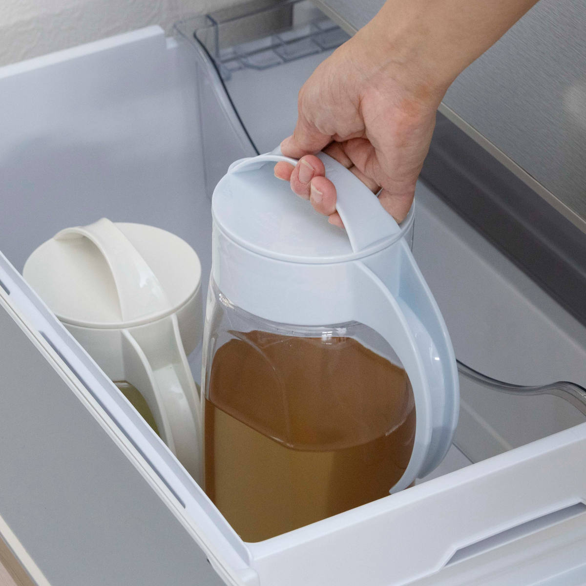 冷水筒 ピッチャー 2.2L ファインジャグ プラスチック 横置き 耐熱 ( 水差し 茶ポット 熱湯 麦茶 冷水ポット 約 2リットル 大容量 スクリュータイプ 取っ手付き 広口 ハンドル付き シンプル 日本製 ) 【ライトブルー】 ライトブルー