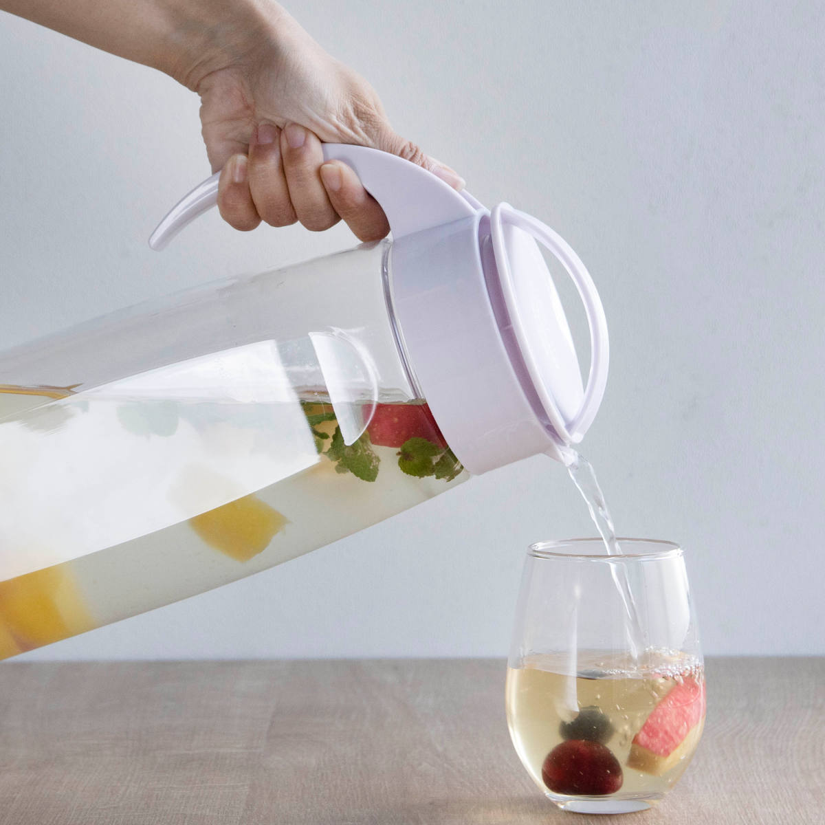 冷水筒 ピッチャー 2.2L ファインジャグ プラスチック 横置き 耐熱 ( 水差し 茶ポット 熱湯 麦茶 冷水ポット 約 2リットル 大容量 スクリュータイプ 取っ手付き 広口 ハンドル付き シンプル 日本製 ) 【ライトブルー】 ライトブルー