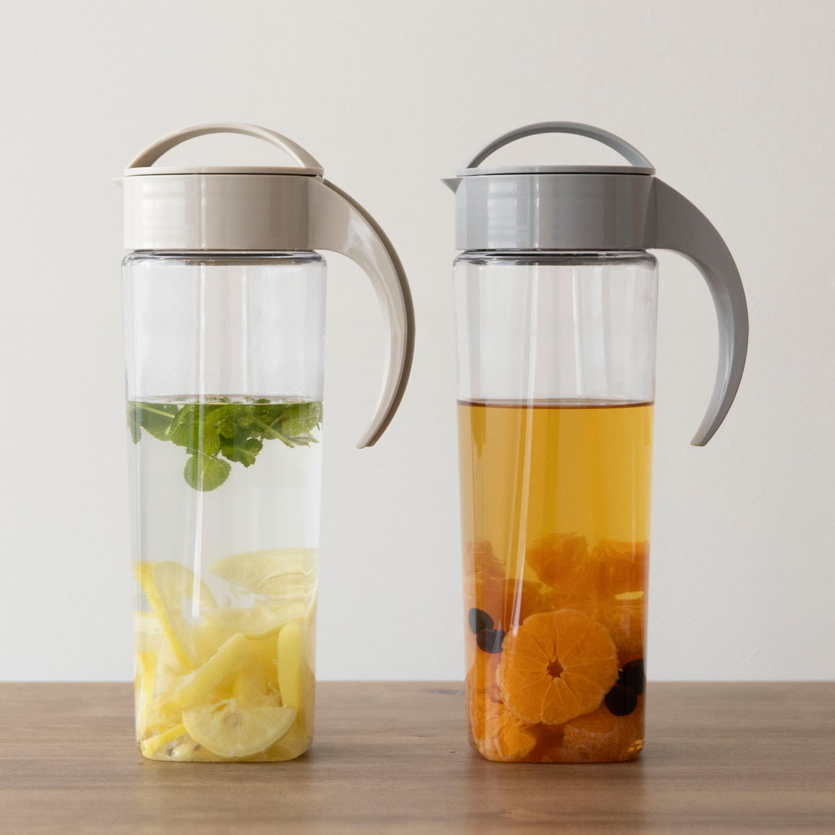 ピッチャー 1.9L スリムジャグ ( 麦茶ポット 冷水筒 冷水ポット 耐熱 横置き 大容量 洗いやすい 冷蔵庫 ポケット 日本製 広口 持ちやすい おしゃれ 倒して 寝かせて 置ける 冷茶ポット ) 【ベージュ】 ベージュ