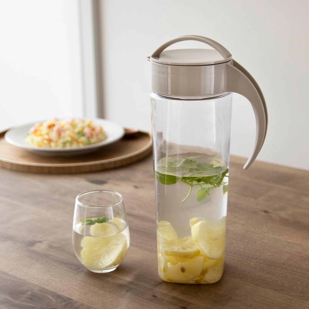 ピッチャー 1.9L スリムジャグ ( 麦茶ポット 冷水筒 冷水ポット 耐熱 横置き 大容量 洗いやすい 冷蔵庫 ポケット 日本製 広口 持ちやすい おしゃれ 倒して 寝かせて 置ける 冷茶ポット ) 【ベージュ】 ベージュ
