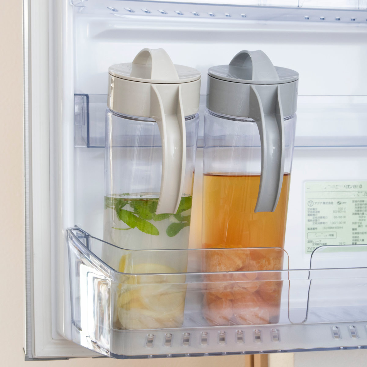 ピッチャー 1.9L スリムジャグ ( 麦茶ポット 冷水筒 冷水ポット 耐熱 横置き 大容量 洗いやすい 冷蔵庫 ポケット 日本製 広口 持ちやすい おしゃれ 倒して 寝かせて 置ける 冷茶ポット ) 【ベージュ】 ベージュ