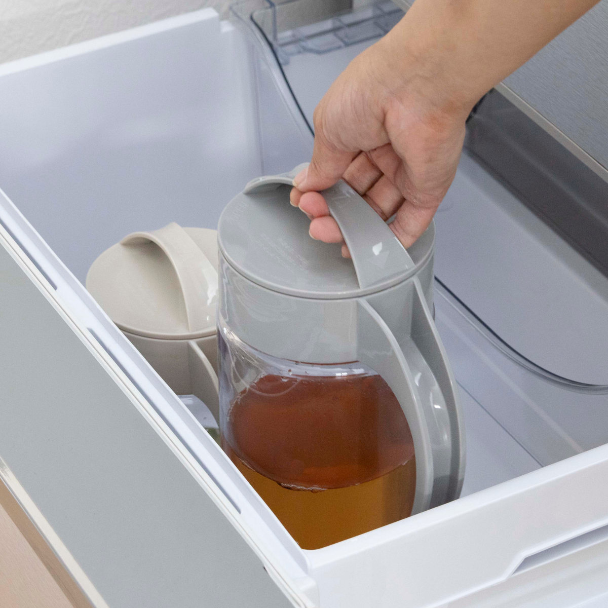 ピッチャー 1.9L スリムジャグ ( 麦茶ポット 冷水筒 冷水ポット 耐熱 横置き 大容量 洗いやすい 冷蔵庫 ポケット 日本製 広口 持ちやすい おしゃれ 倒して 寝かせて 置ける 冷茶ポット ) 【ベージュ】 ベージュ