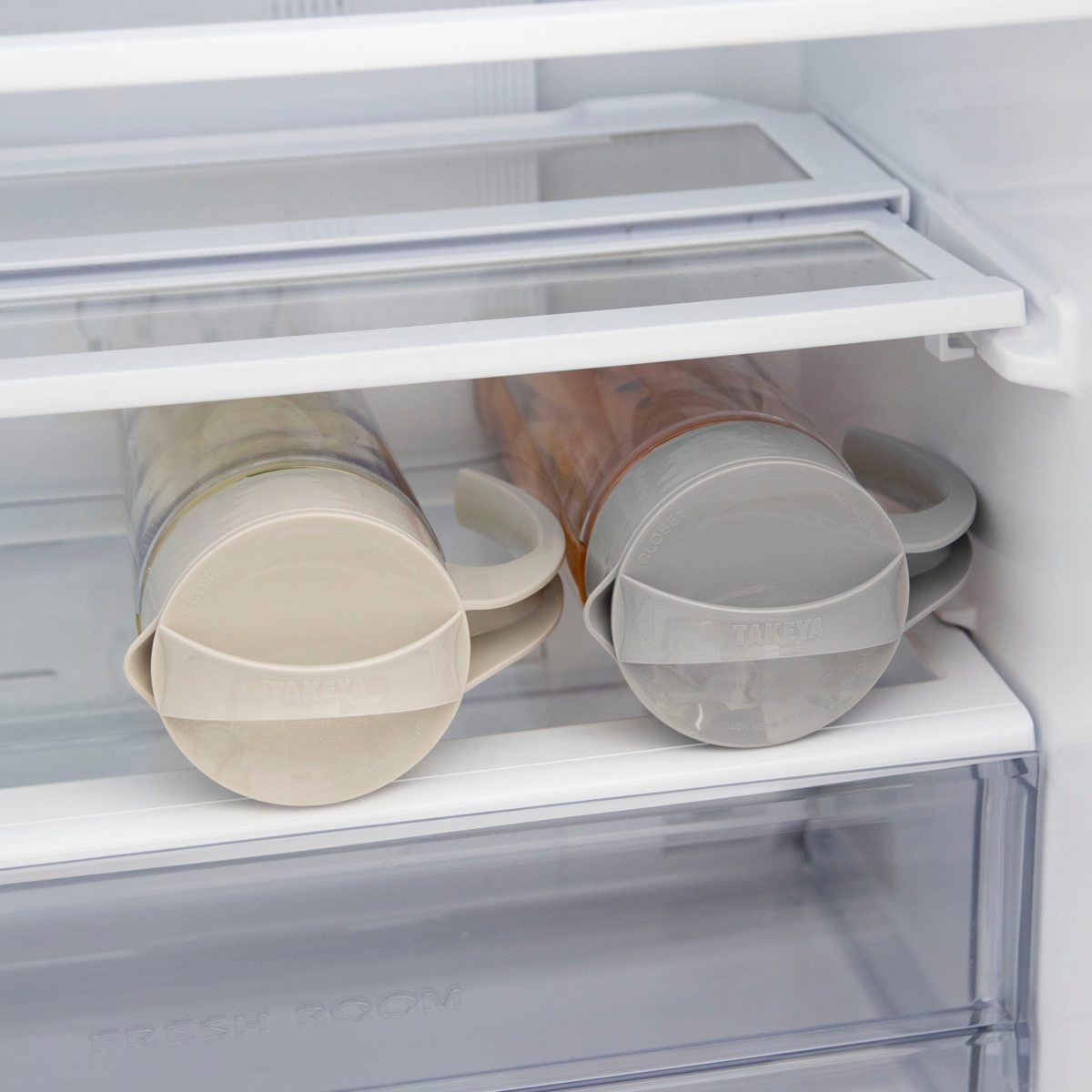 ピッチャー 1.9L スリムジャグ ( 麦茶ポット 冷水筒 冷水ポット 耐熱 横置き 大容量 洗いやすい 冷蔵庫 ポケット 日本製 広口 持ちやすい おしゃれ 倒して 寝かせて 置ける 冷茶ポット ) 【ベージュ】 ベージュ