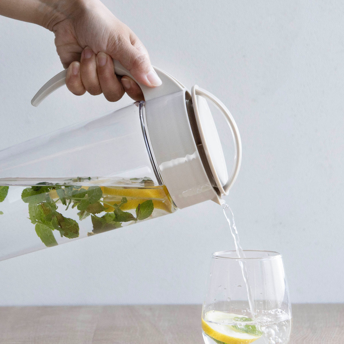 ピッチャー 1.9L スリムジャグ ( 麦茶ポット 冷水筒 冷水ポット 耐熱 横置き 大容量 洗いやすい 冷蔵庫 ポケット 日本製 広口 持ちやすい おしゃれ 倒して 寝かせて 置ける 冷茶ポット ) 【ベージュ】 ベージュ