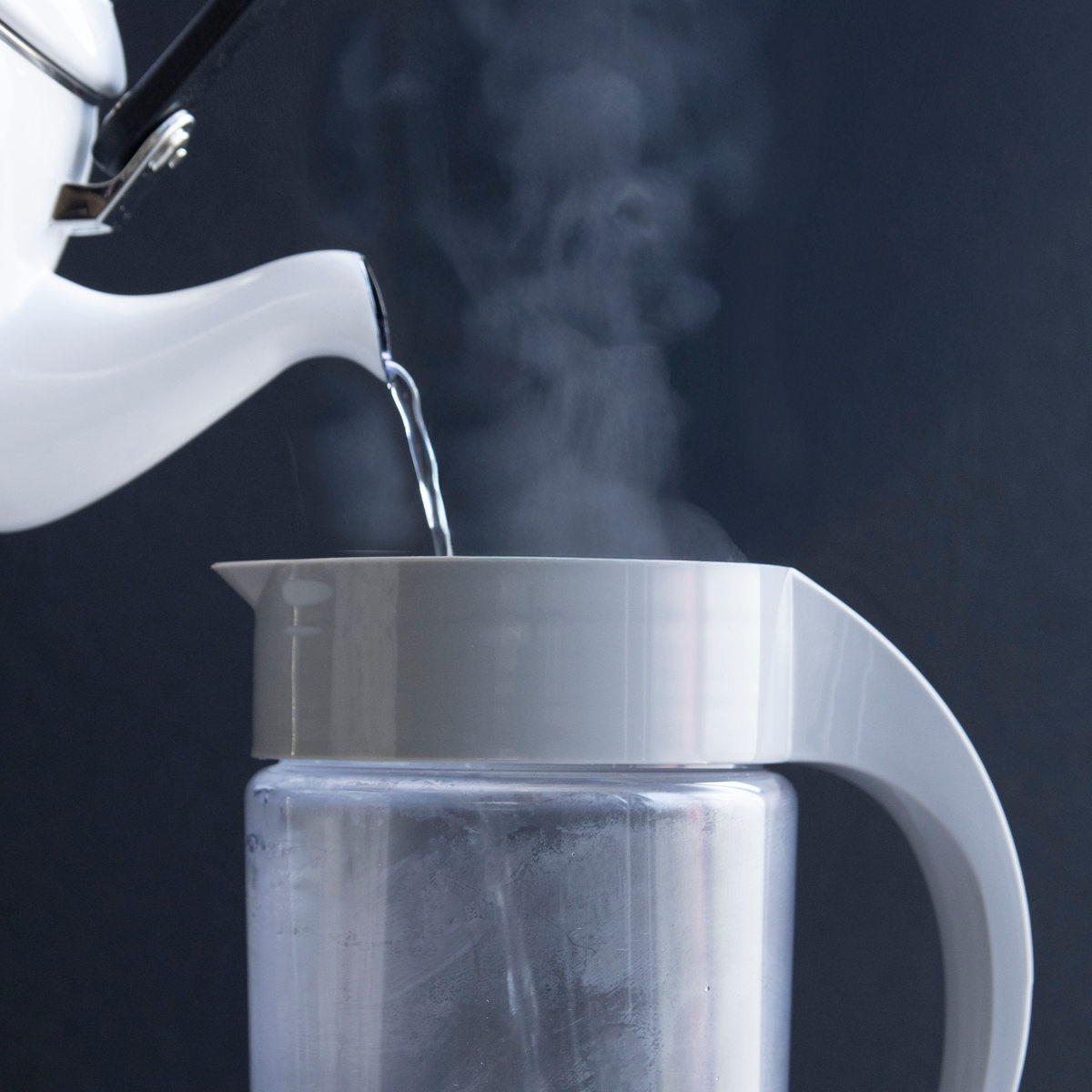 ピッチャー 1.9L スリムジャグ ( 麦茶ポット 冷水筒 冷水ポット 耐熱 横置き 大容量 洗いやすい 冷蔵庫 ポケット 日本製 広口 持ちやすい おしゃれ 倒して 寝かせて 置ける 冷茶ポット ) 【ベージュ】 ベージュ