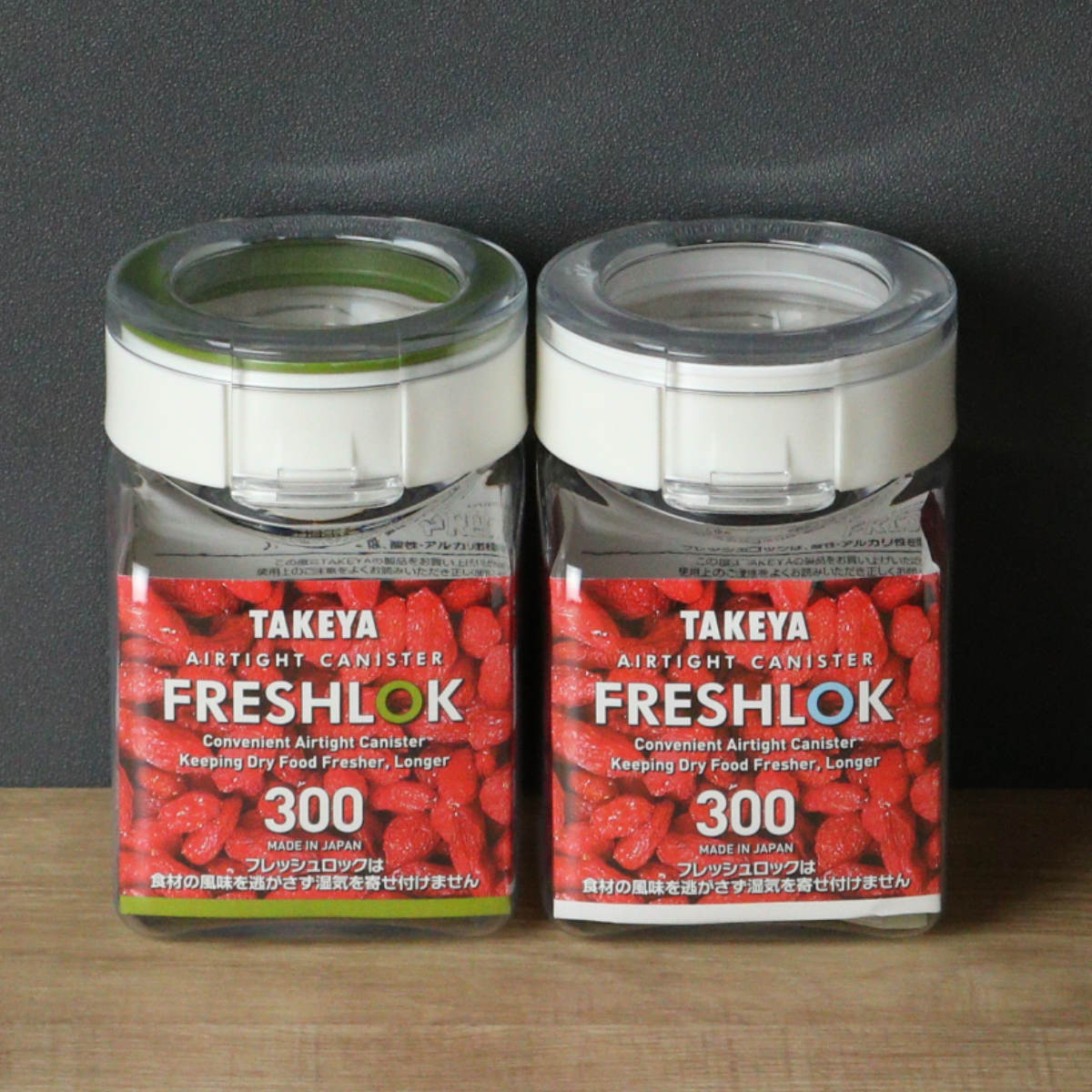 保存容器 300ml フレッシュロック 角型 選べるカラー 白 緑 茶 ( キッチン収納 キャニスター 調味料入れ ストッカー 密閉 透明 プラスチック 日本製 ワンタッチ 高気密 引き出し収納 冷蔵庫収納 中が見える 軽量 おしゃれ FRESHLOK ) 【チャコールブラウン】 チャコールブラウン