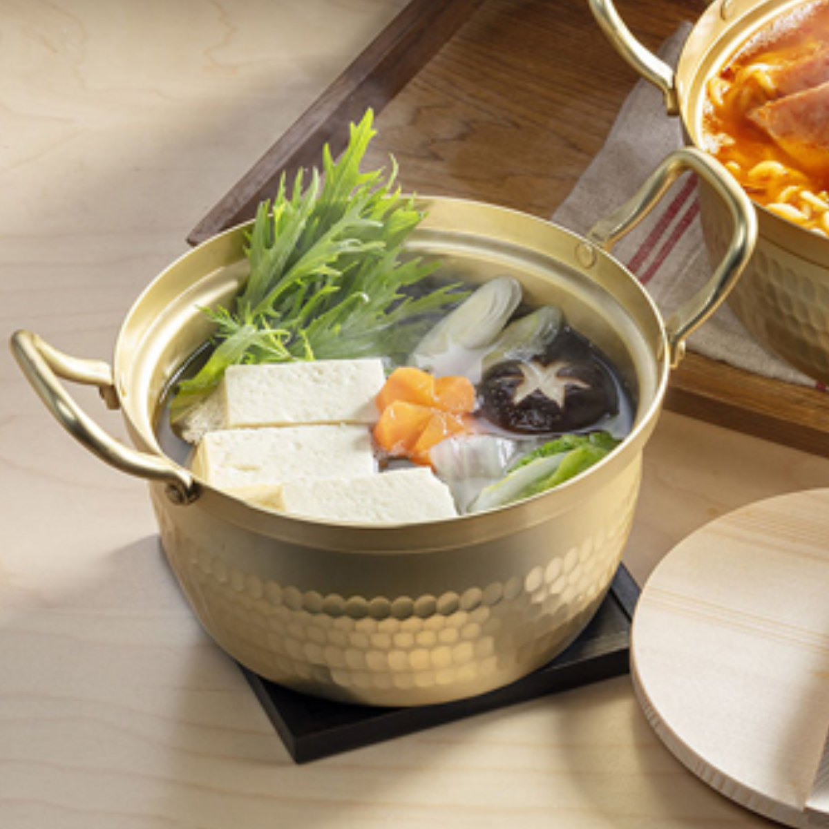 両手鍋 14.5cm 和の職人 アルミ段付鍋 木蓋付 ( ガス火専用 段付鍋 なべ お鍋 槌目 打ち目 台所道具 日本製 14.5センチ 小さい アルミ製 アルミ鍋 ふた付き 昭和レトロ レトロデザイン 台所用品 軽量 )