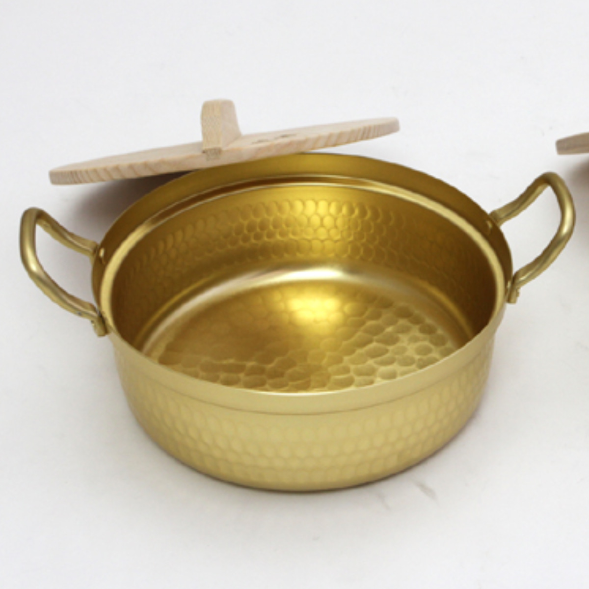 両手鍋 18cm 和の職人 アルミ浅型鍋 木蓋付 ( ガス火専用 段付鍋 なべ お鍋 槌目 打ち目 台所道具 日本製 18センチ アルミ製 アルミ鍋 ふた付き 昭和レトロ レトロデザイン 台所用品 軽量 )