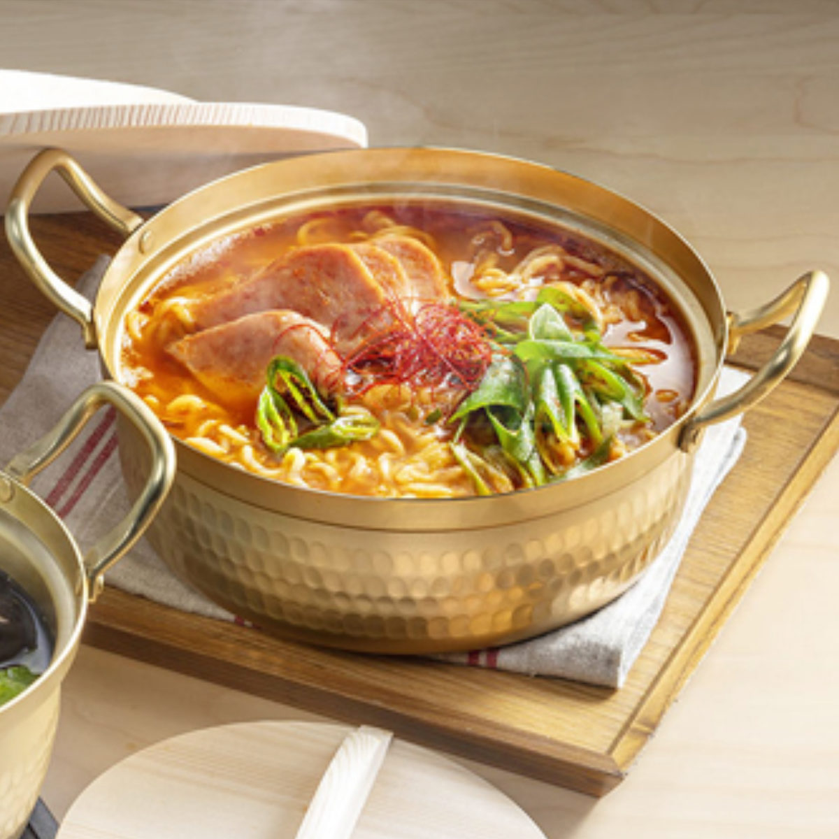 両手鍋 18cm 和の職人 アルミ浅型鍋 木蓋付 ( ガス火専用 段付鍋 なべ お鍋 槌目 打ち目 台所道具 日本製 18センチ アルミ製 アルミ鍋 ふた付き 昭和レトロ レトロデザイン 台所用品 軽量 )