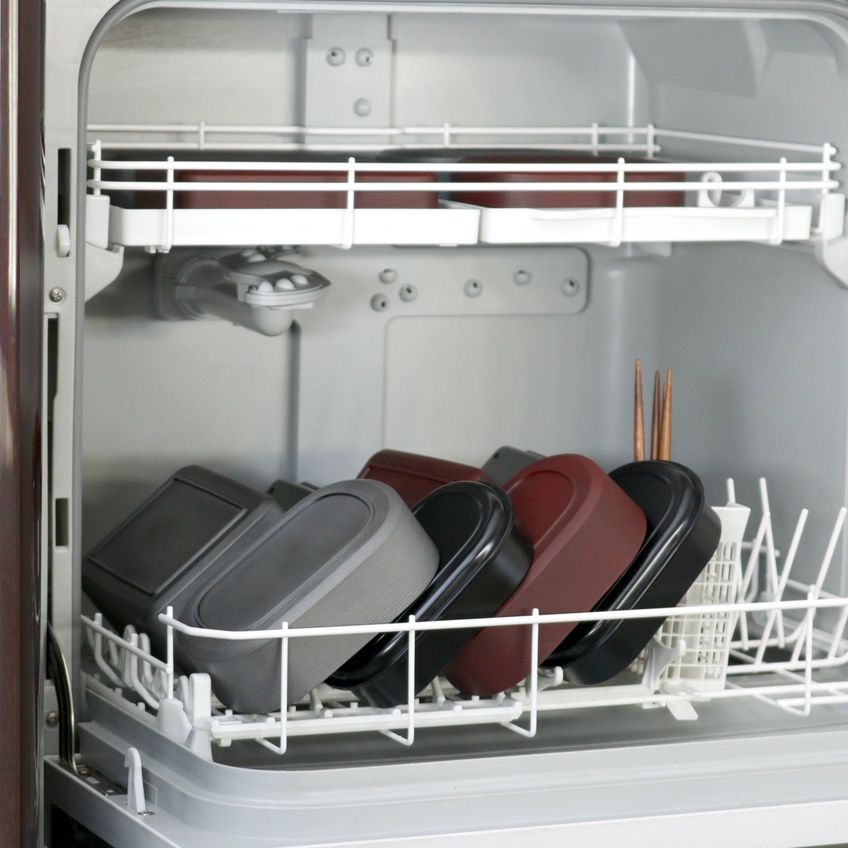 弁当箱 630ml 2段 刷毛目兼六弁当 銀朱 銀研 ( お弁当箱 食洗機対応 レンジ対応 バンド付 和 日本製 シンプル 二段 和風 レンジOK 食洗機OK 二段弁当箱 弁当 お弁当 ランチベルト付き シール蓋 ) 【銀朱】 銀朱