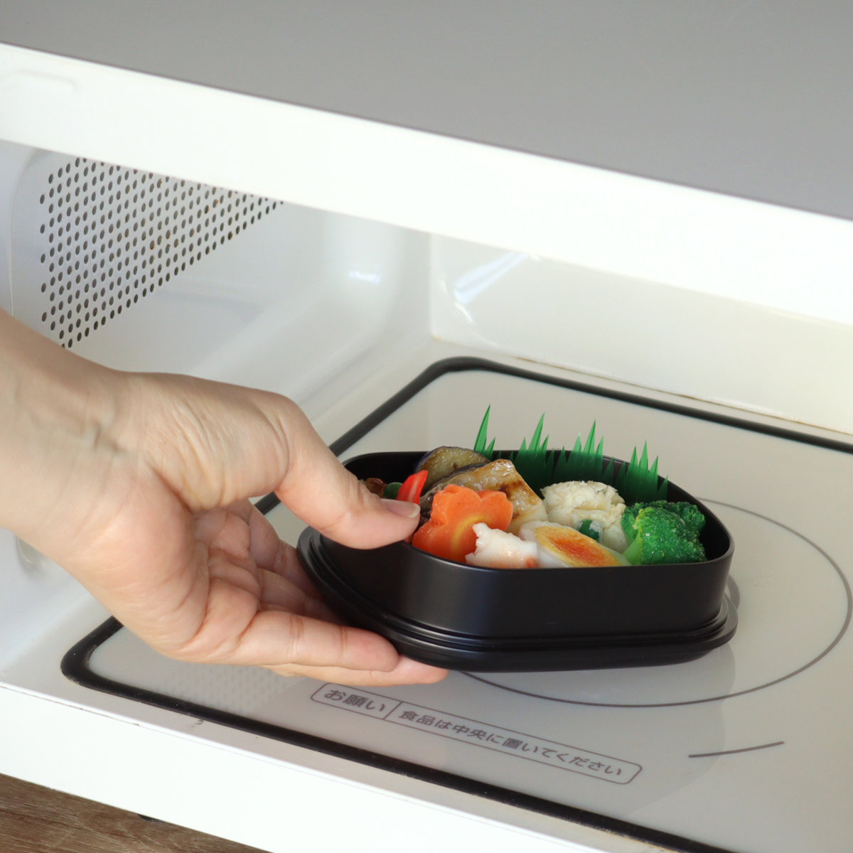 弁当箱 630ml 2段 刷毛目兼六弁当 銀朱 銀研 ( お弁当箱 食洗機対応 レンジ対応 バンド付 和 日本製 シンプル 二段 和風 レンジOK 食洗機OK 二段弁当箱 弁当 お弁当 ランチベルト付き シール蓋 ) 【銀朱】 銀朱