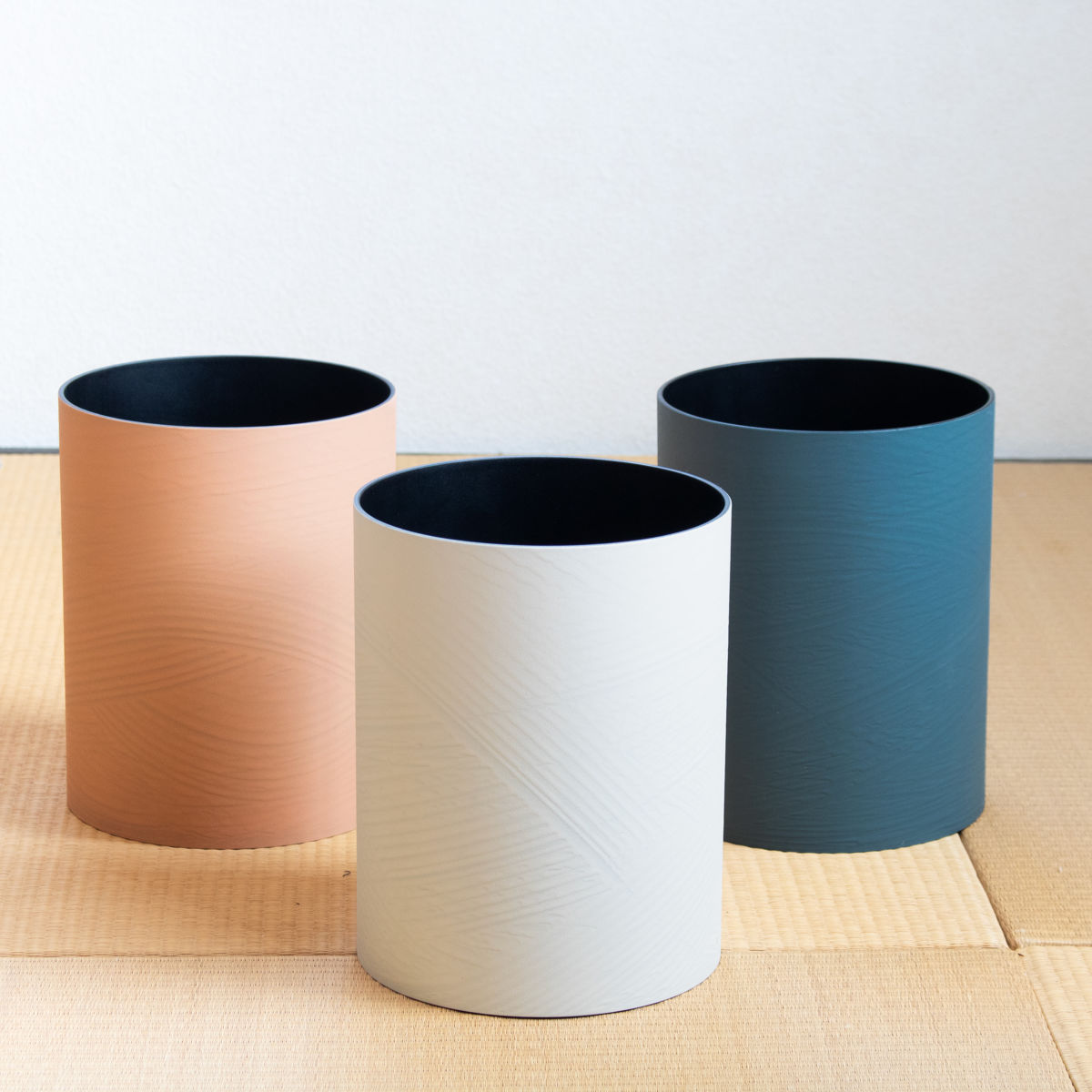 ゴミ箱 フタなし Sサイズ さざ波 ( ごみ箱 3.4L 蓋なし 小さい 丸型 くず入れ プラスチック リビング ダストボックス 和室 ごみばこ 3.4リットル ふたなし 洗面所 寝室 おしゃれ 滑り止め 円形 筒形 コンパクト ダストBOX ) 【アイボリー】 アイボリー