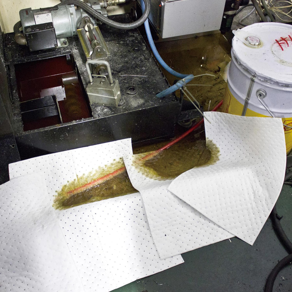 吸油 シート 裏地なし 40×50cm 2mm厚 110枚入 業務用 ( 法人限定 油 吸収 油分 吸油シート 拭きとり 吸油マット オイル 工場 自動車工場 整備 グッズ )