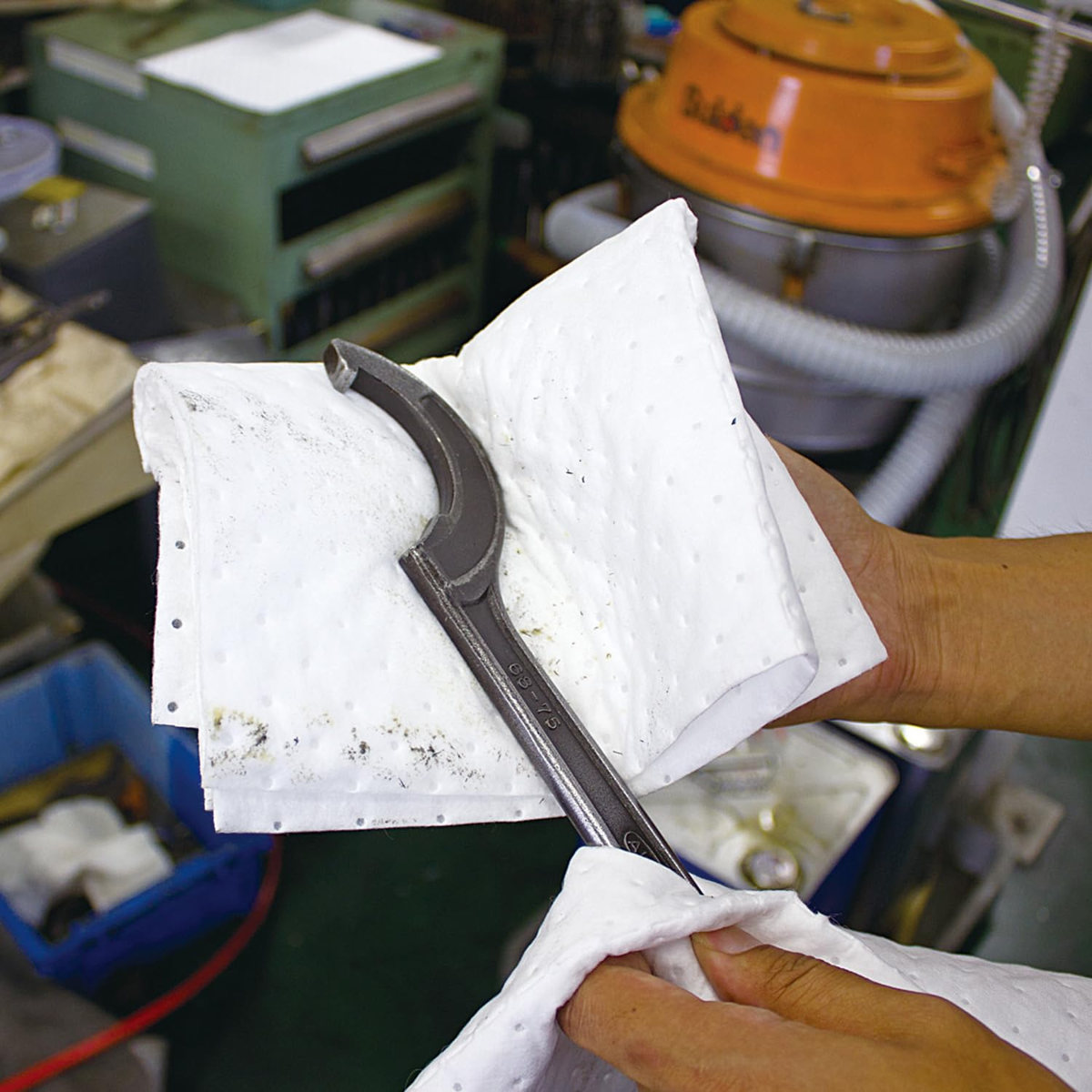 吸油シート 裏地なし 4mm厚 40×50cm 110枚入 業務用 ( 法人限定 油 吸収 油分 拭きとり 吸油 シート 吸油マット オイル 工場 自動車工場 整備 グッズ )