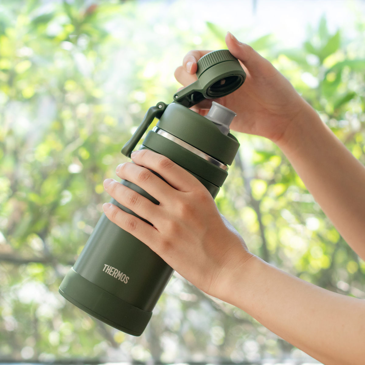 サーモス 水筒 750ml 真空断熱スポーツボトル 保冷専用 ( THERMOS 保冷 食洗機対応 直飲み ダイレクトボトル スポーツドリンク対応 軽量 食洗器OK スポーツ飲料対応 ステンレス ステンレスボトル マイボトル ボトル おしゃれ 大人 ) 【カーキ】 カーキ