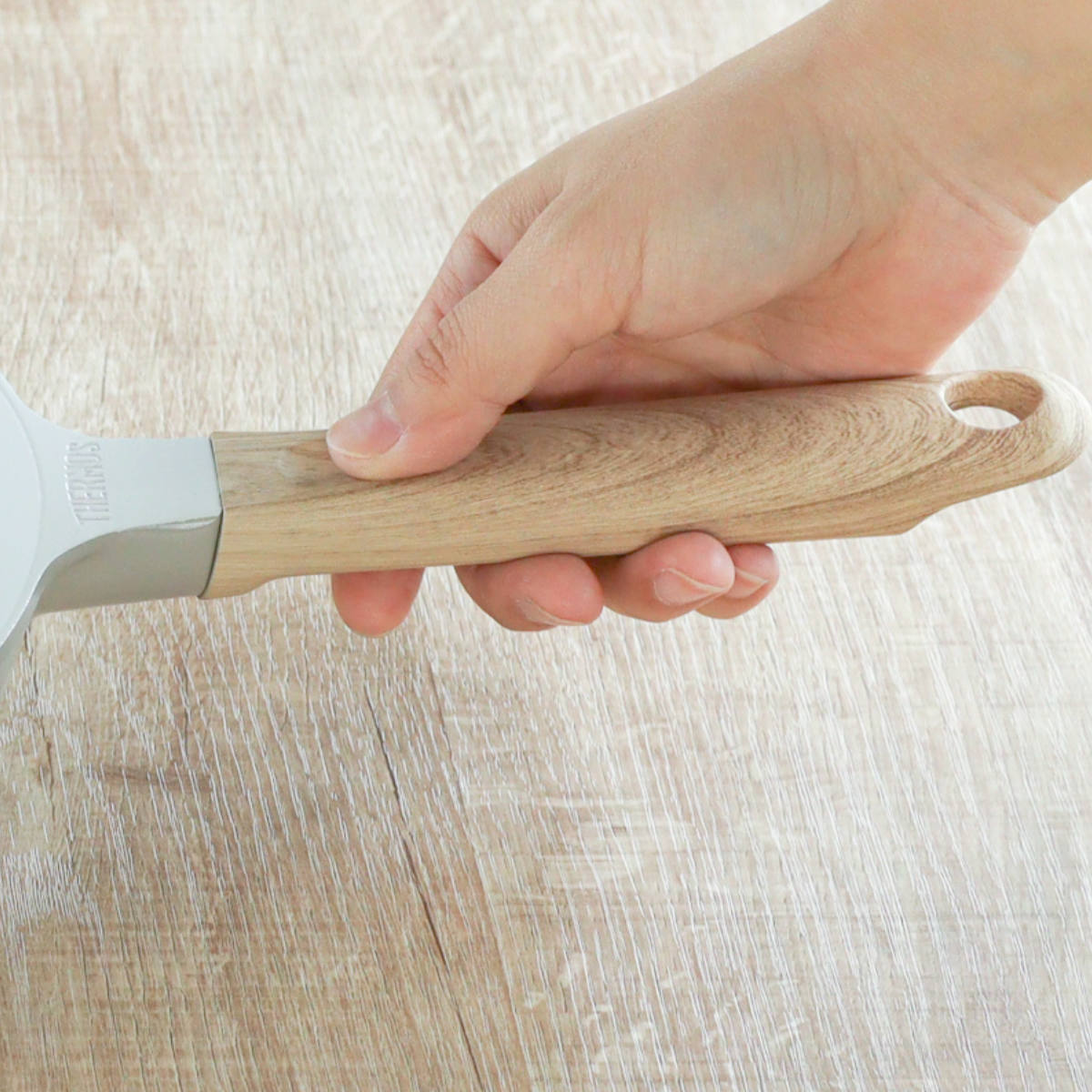 サーモス 卵焼き器 IH対応 セラプロテクト セラミック ( THERMOS ガス火対応 玉子焼き器 フライパン セラミック加工 軽い エッグパン 軽量 丈夫 長持ち PFOA&PFOSフリー セラプロテクトコート グレージュ 木目調ハンドル )