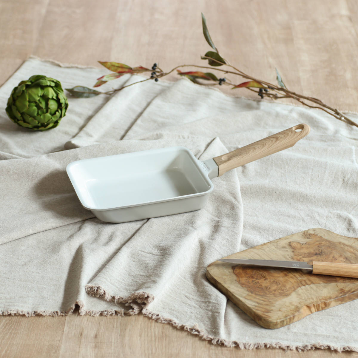 サーモス 卵焼き器 IH対応 セラプロテクト セラミック ( THERMOS ガス火対応 玉子焼き器 フライパン セラミック加工 軽い エッグパン 軽量 丈夫 長持ち PFOA&PFOSフリー セラプロテクトコート グレージュ 木目調ハンドル )