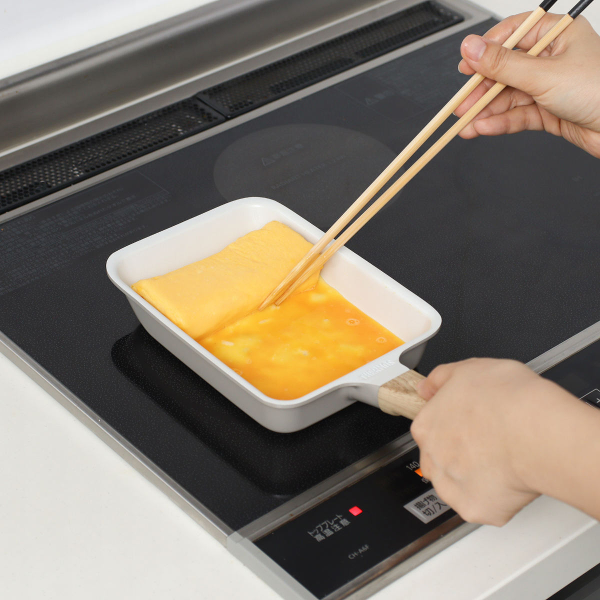 サーモス 卵焼き器 IH対応 セラプロテクト セラミック ( THERMOS ガス火対応 玉子焼き器 フライパン セラミック加工 軽い エッグパン 軽量 丈夫 長持ち PFOA&PFOSフリー セラプロテクトコート グレージュ 木目調ハンドル )