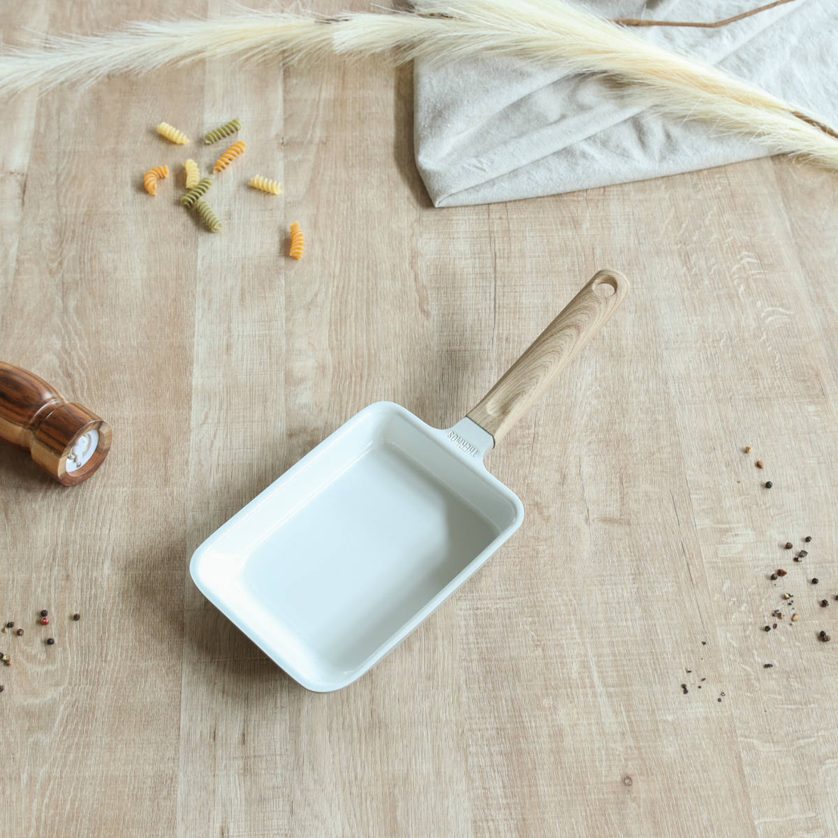 サーモス 卵焼き器 IH対応 セラプロテクト セラミック ( THERMOS ガス火対応 玉子焼き器 フライパン セラミック加工 軽い エッグパン 軽量 丈夫 長持ち PFOA&PFOSフリー セラプロテクトコート グレージュ 木目調ハンドル )