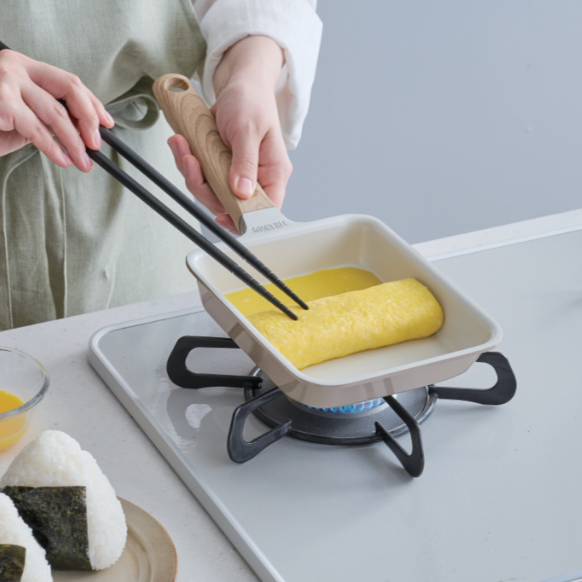 サーモス 卵焼き器 IH対応 セラプロテクト セラミック ( THERMOS ガス火対応 玉子焼き器 フライパン セラミック加工 軽い エッグパン 軽量 丈夫 長持ち PFOA&PFOSフリー セラプロテクトコート グレージュ 木目調ハンドル )