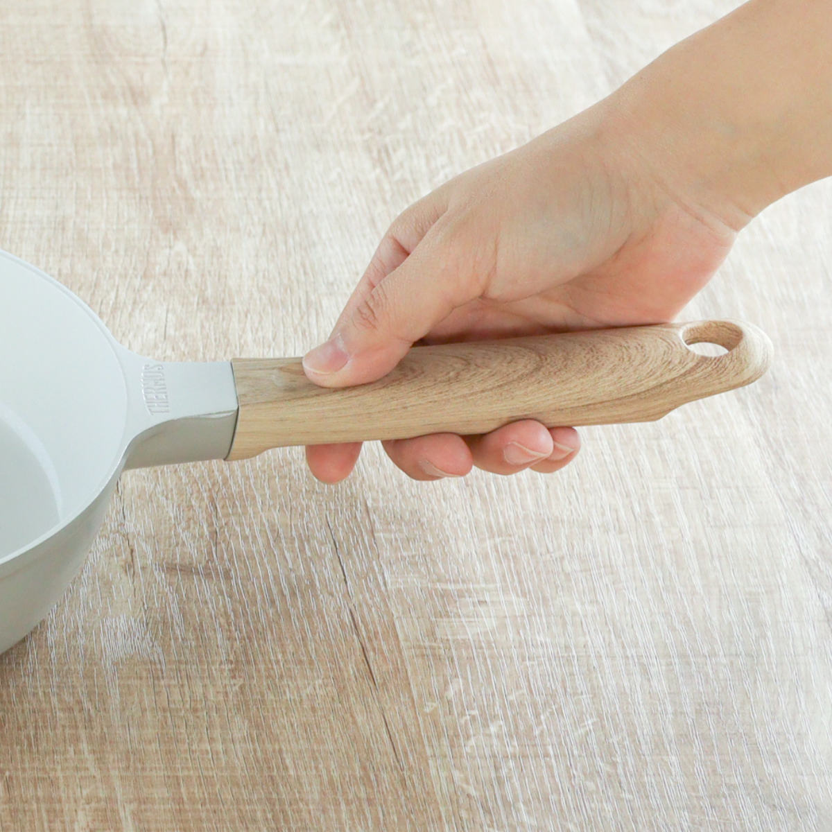 サーモス フライパン 24cm IH対応 セラプロテクト セラミック ( THERMOS ガス火対応 片手鍋 炒め鍋 セラミック加工 軽い 深型 軽量 丈夫 長持ち PFOA&PFOSフリー セラプロテクトコート グレージュ 木目調ハンドル )